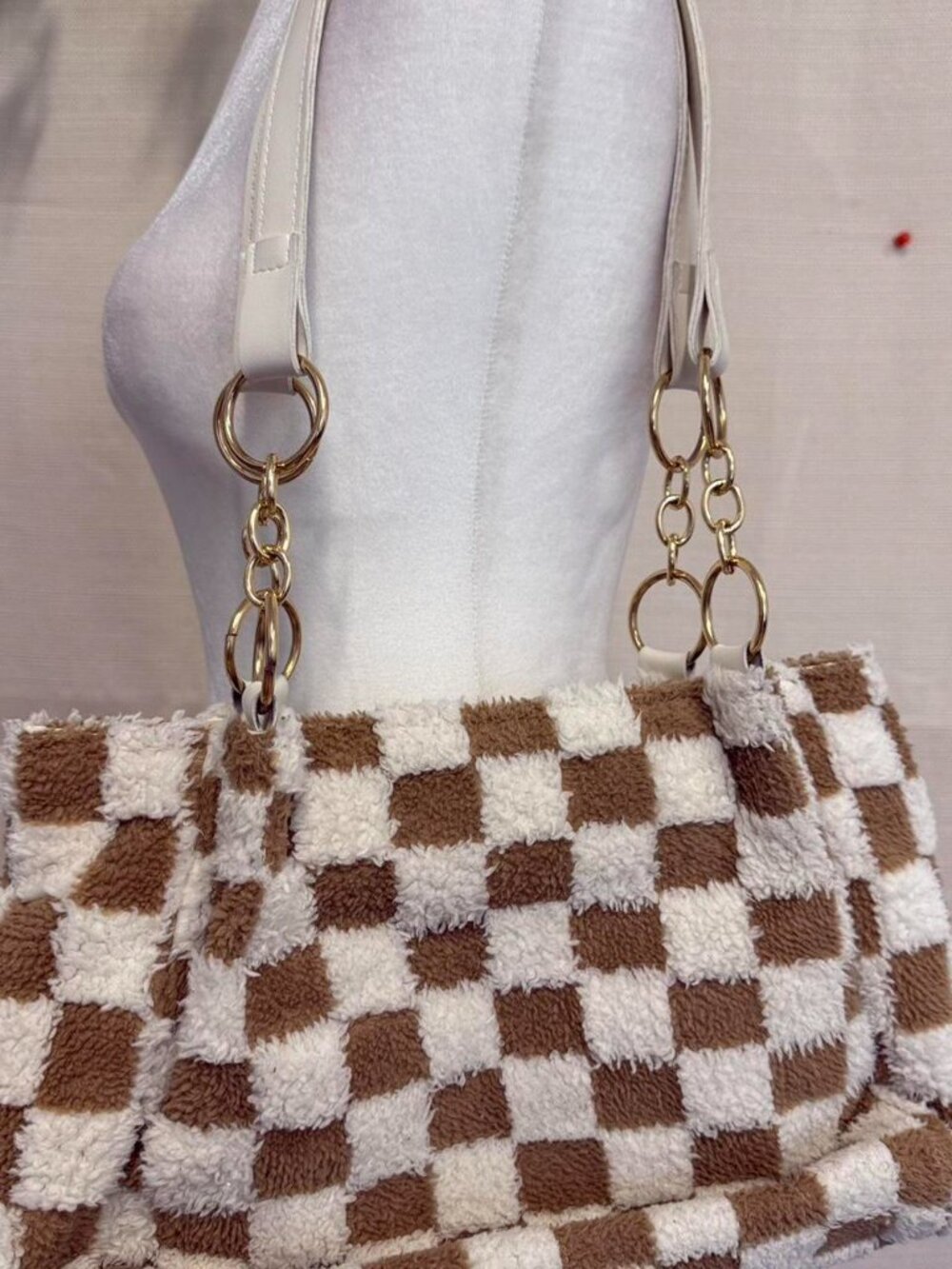 Cute brown and white checkered fuzzy shoulder bag!! Perfect for going out 👝 - Picture 2 of 4